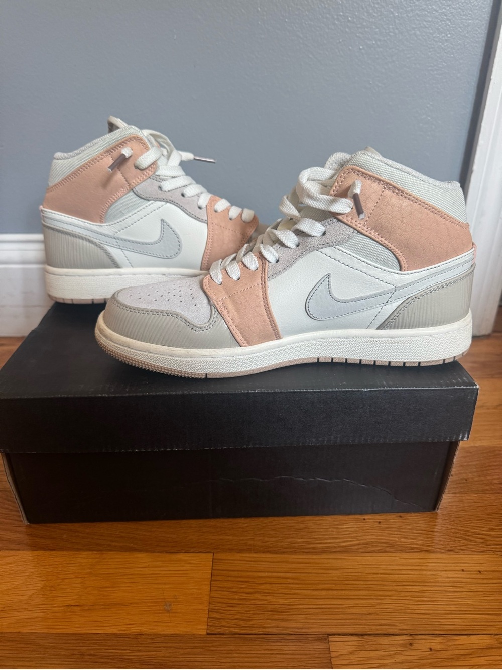 Jordan 1 Mid Milan